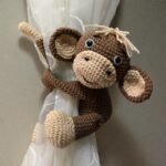 Мавпочка на шторі